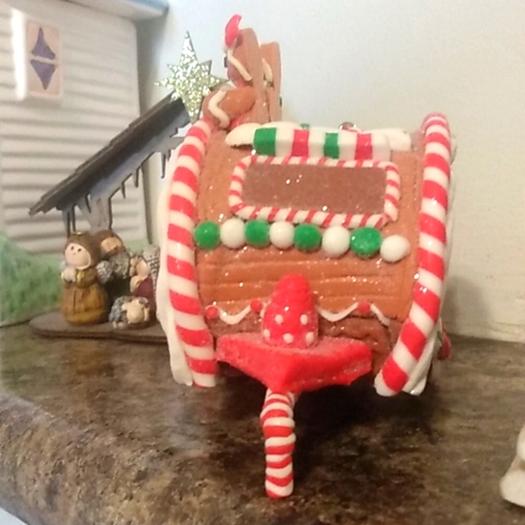 Gingerbread Boy & Girl Camper Hanging Decoration - Picture 4 of 7